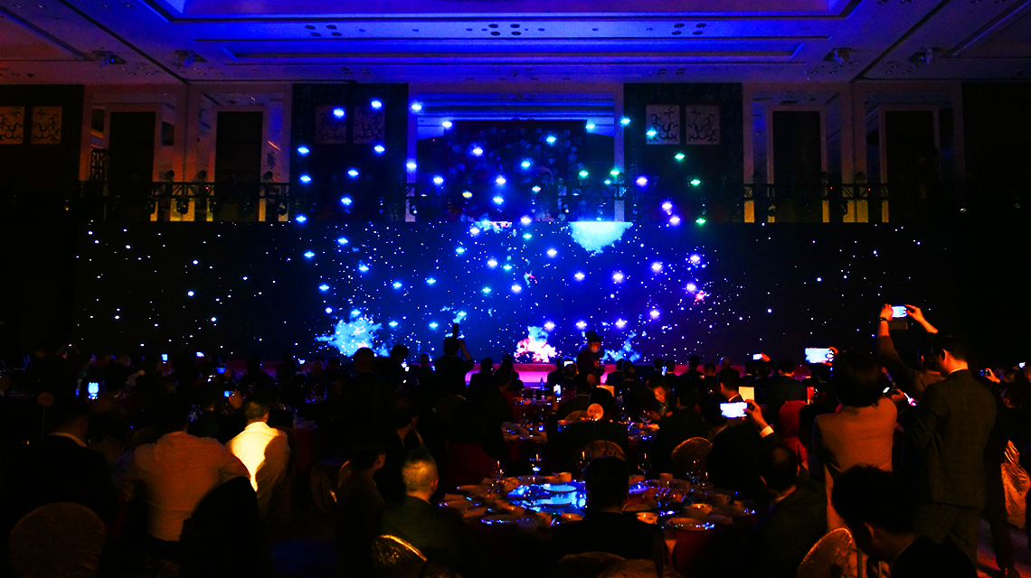 室內(nèi)無(wú)人機(jī)燈光秀 Indoor Drone Light Show